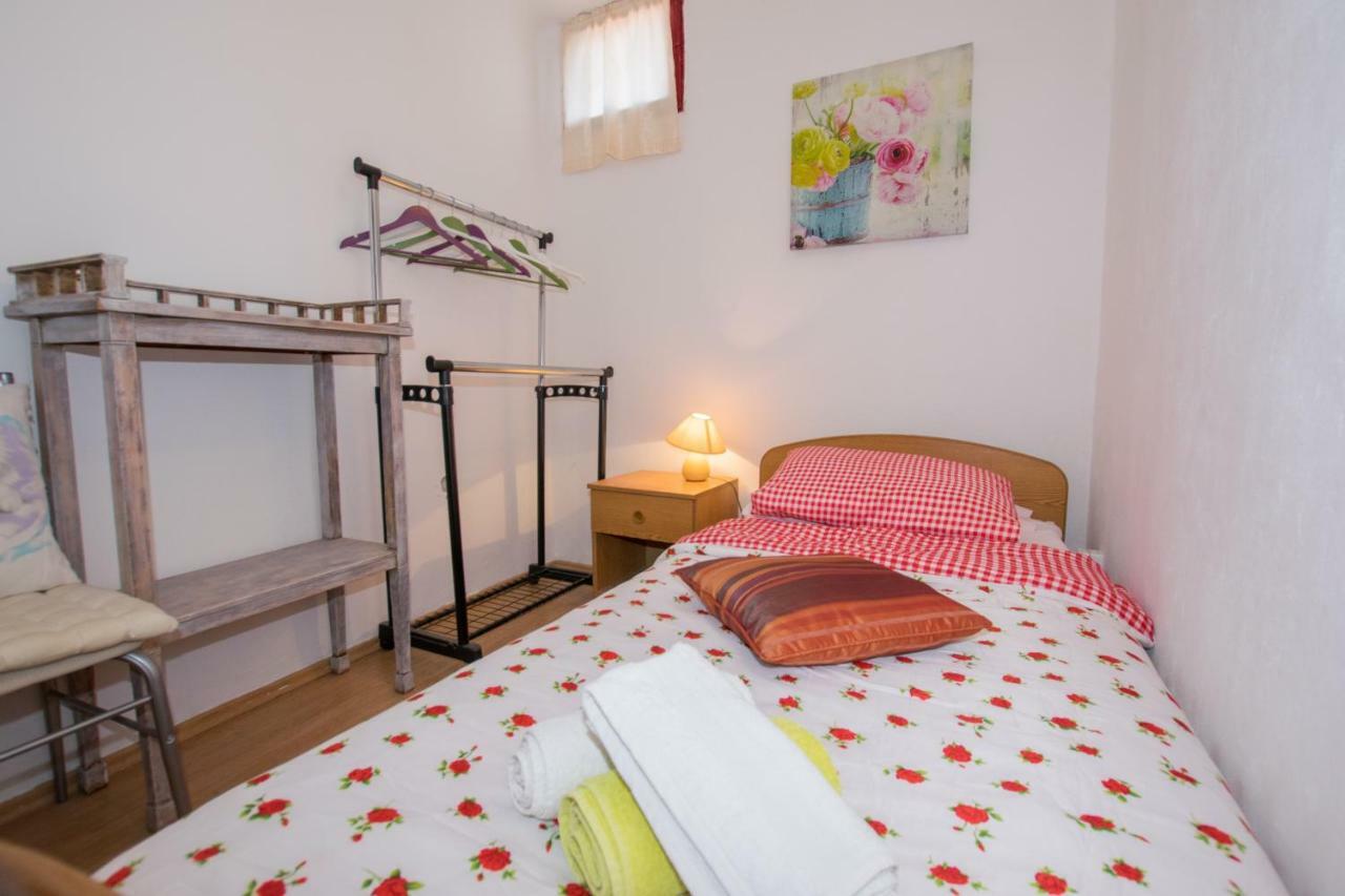 Beautiful Rustical Apt Ana In The Heart Of Ровінь Екстер'єр фото