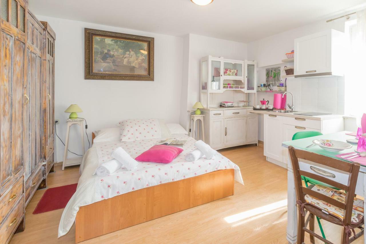 Beautiful Rustical Apt Ana In The Heart Of Ровінь Екстер'єр фото