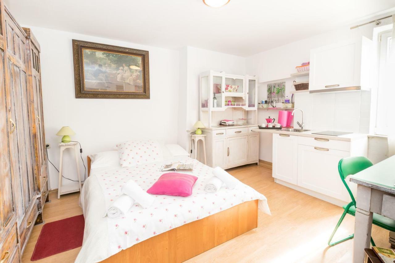 Beautiful Rustical Apt Ana In The Heart Of Ровінь Екстер'єр фото