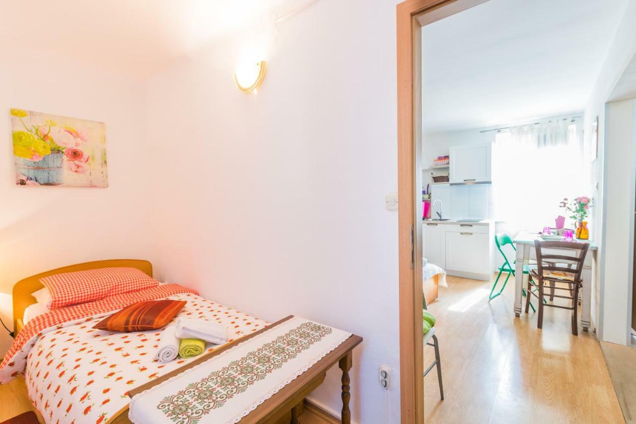 Beautiful Rustical Apt Ana In The Heart Of Ровінь Екстер'єр фото